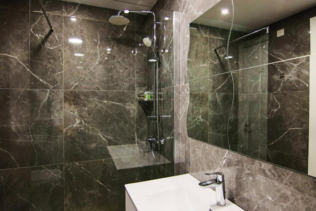 Apartment Phaedrus Living: Luxury 502